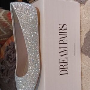 Dreampairs Silver Glitter Flats New in box❤️
